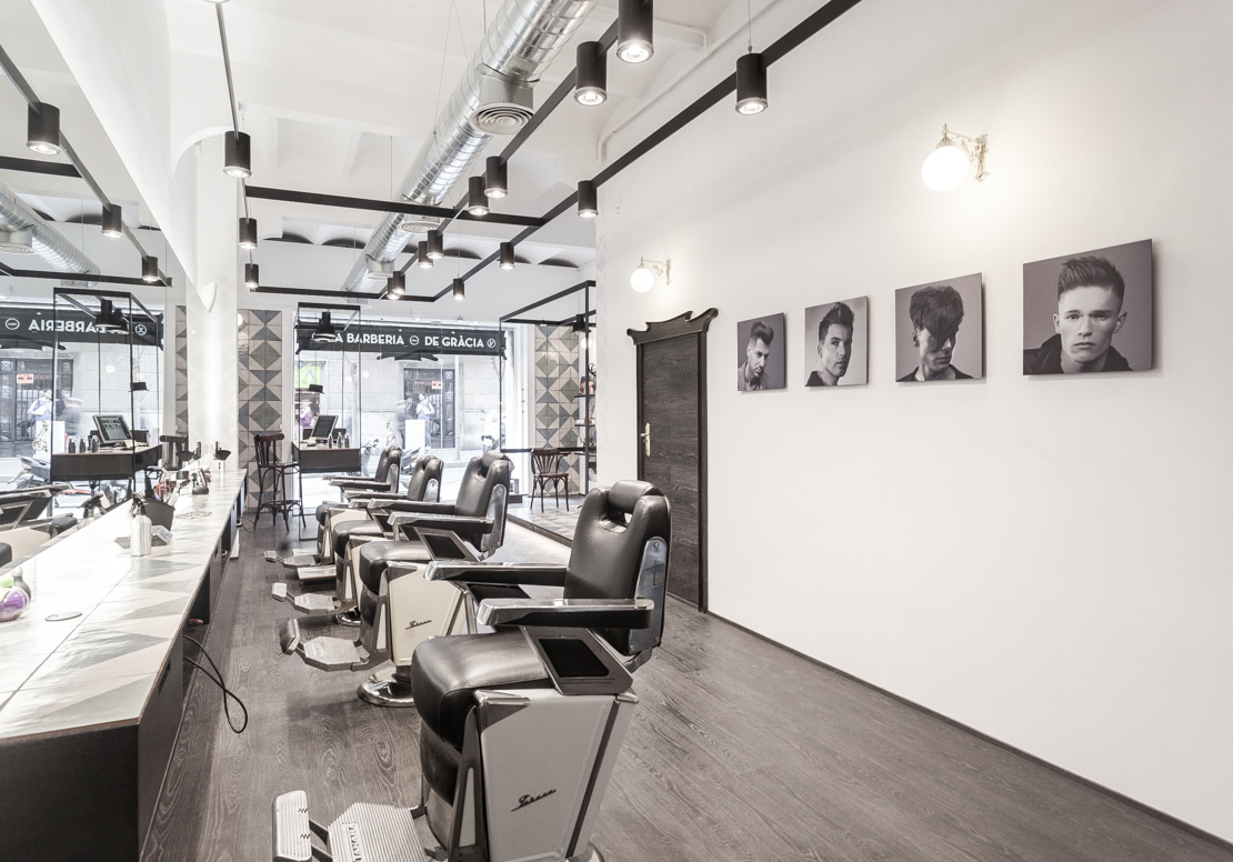 Interior d ela barbería mostrando los sillones para los clientes